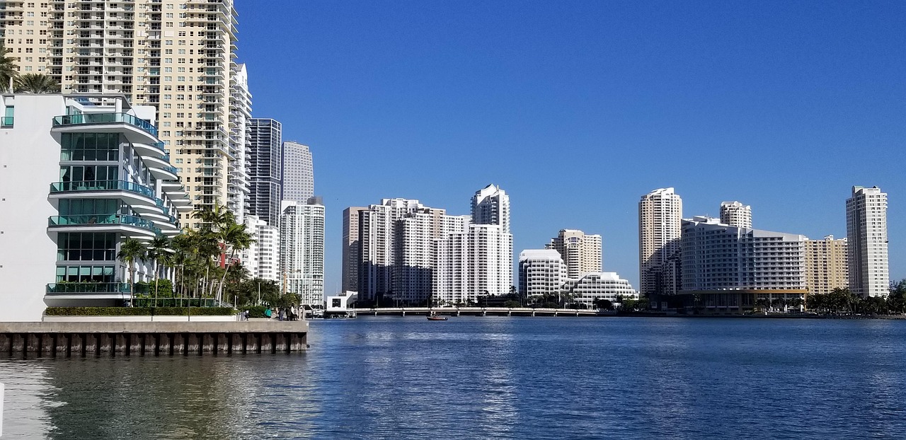 TOMA CORRIENTE BRICKELL MADERA